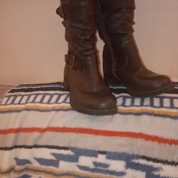 Global Win: Brown Knee-High Buckle Boots - Picture 2 of 4